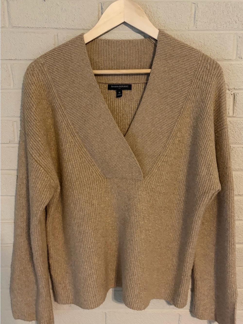 Banana Republic Overlap Ribbed V-Neck Sweater Camel Tan Medium